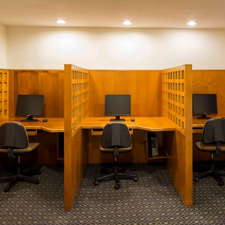 מלון ספופן Camino Real Guadalajara מראה חיצוני תמונה The computer lab at the library
