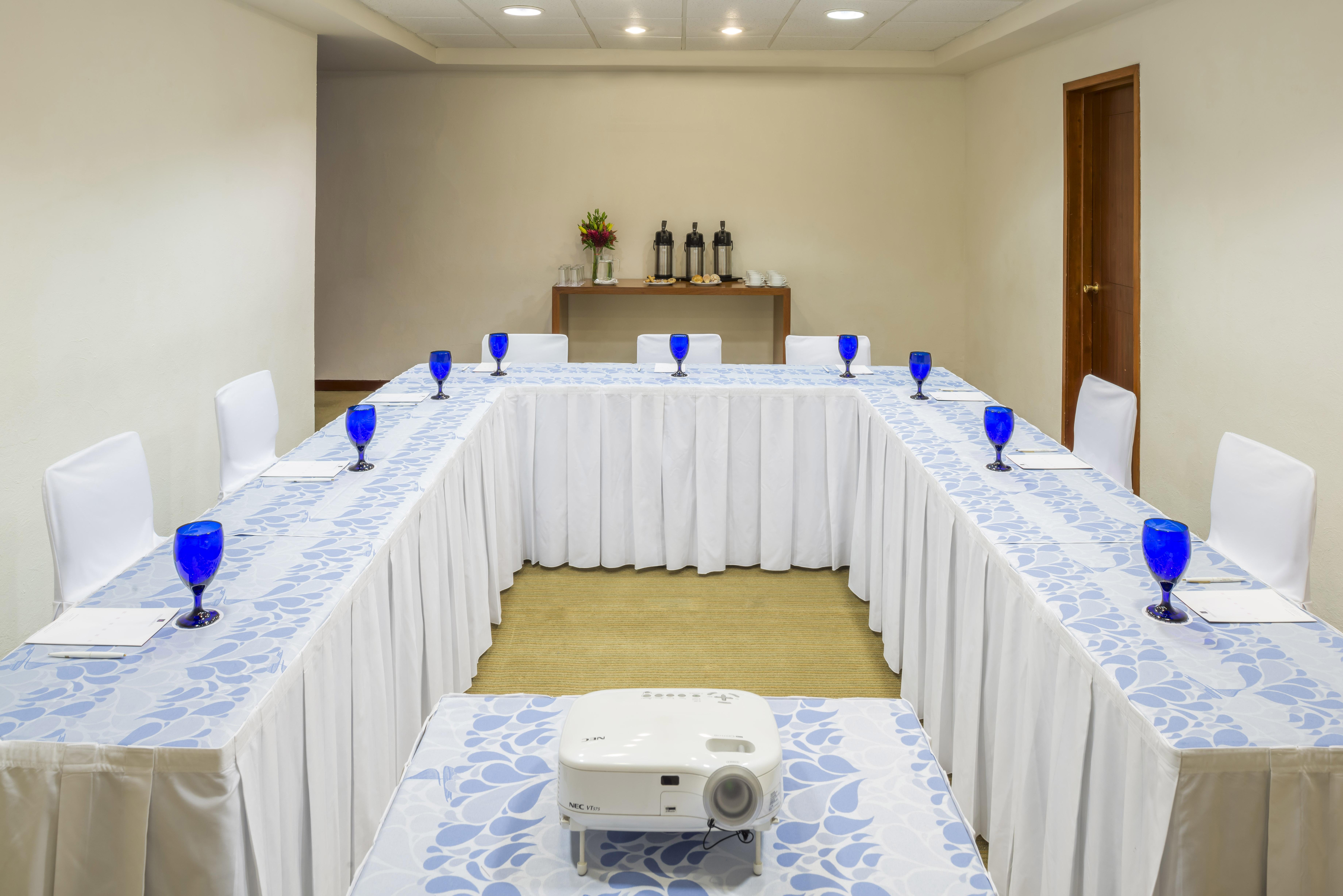 מלון ספופן Camino Real Guadalajara מראה חיצוני תמונה A U-shaped table