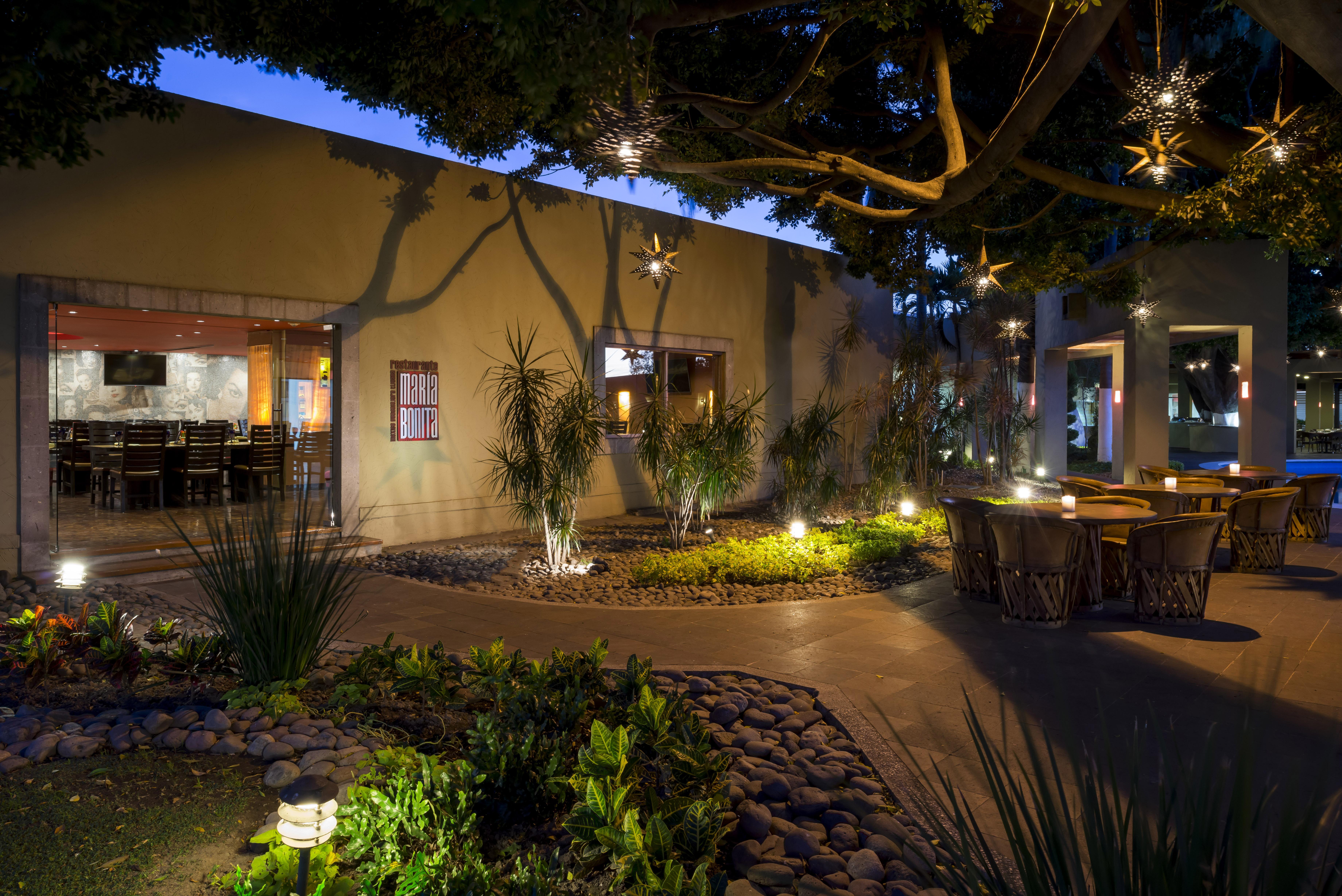 מלון ספופן Camino Real Guadalajara מראה חיצוני תמונה The patio at the Hotel Indigo Scottsdale