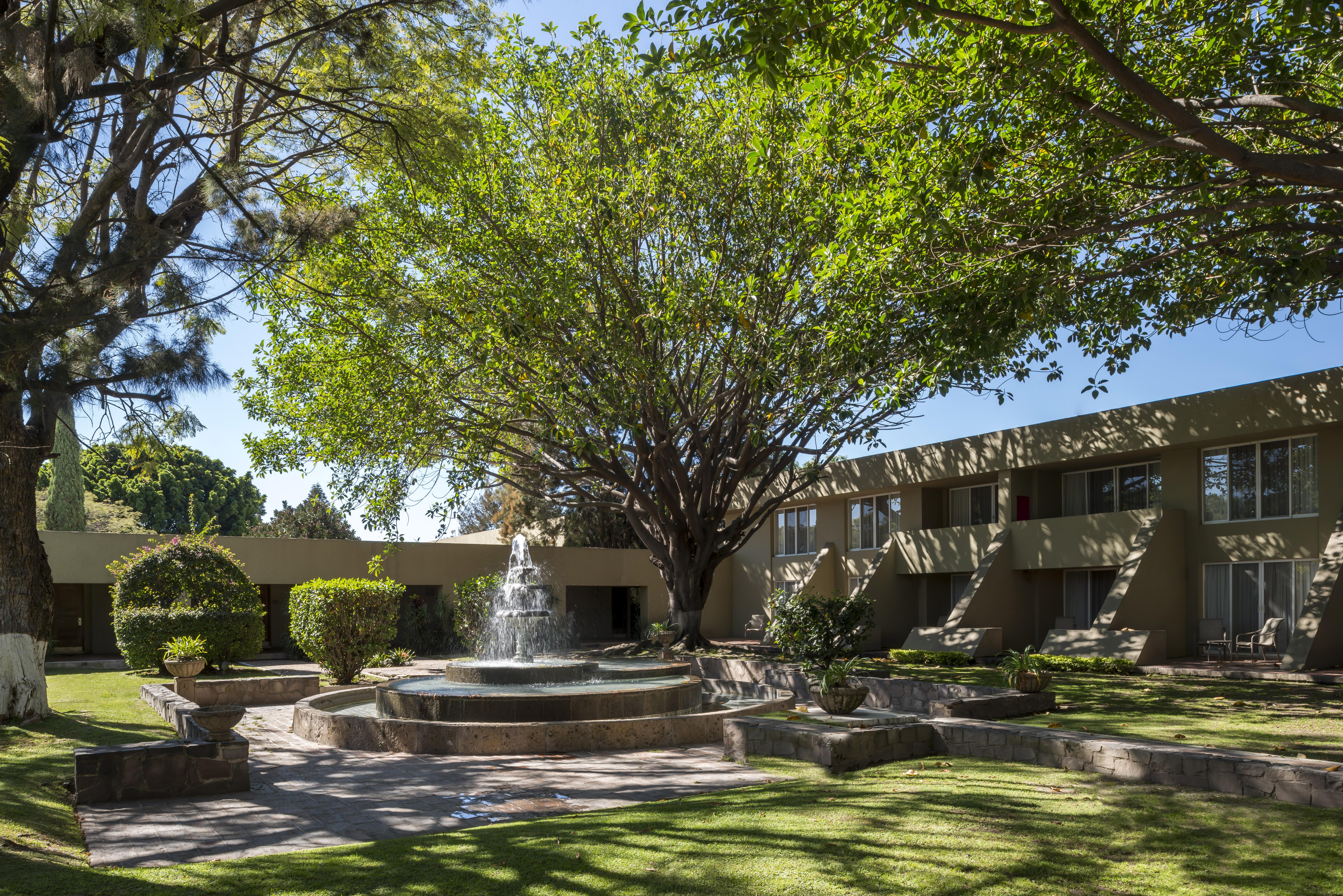 מלון ספופן Camino Real Guadalajara מראה חיצוני תמונה Fountain at the center of the complex