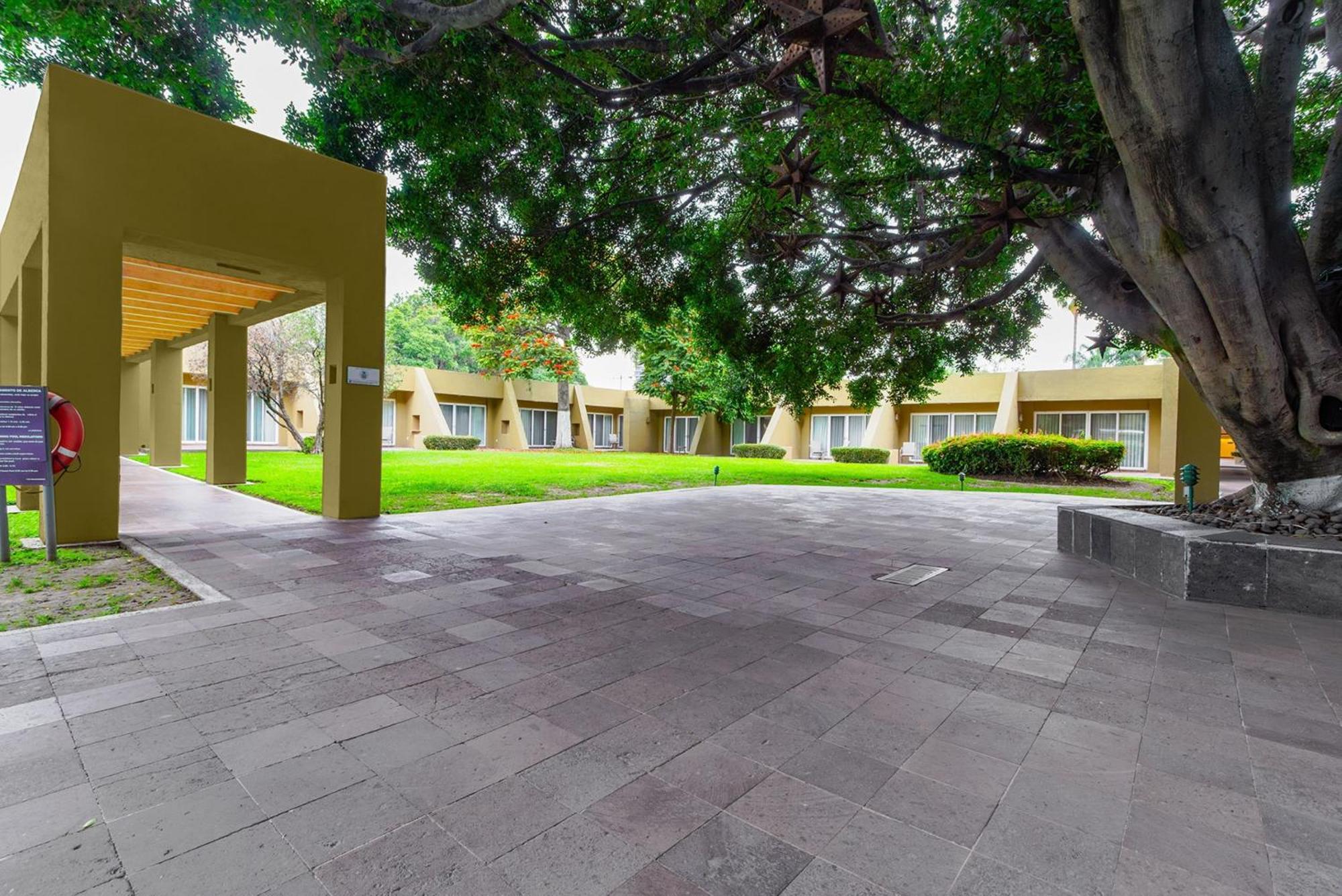 מלון ספופן Camino Real Guadalajara מראה חיצוני תמונה The hotel's courtyard