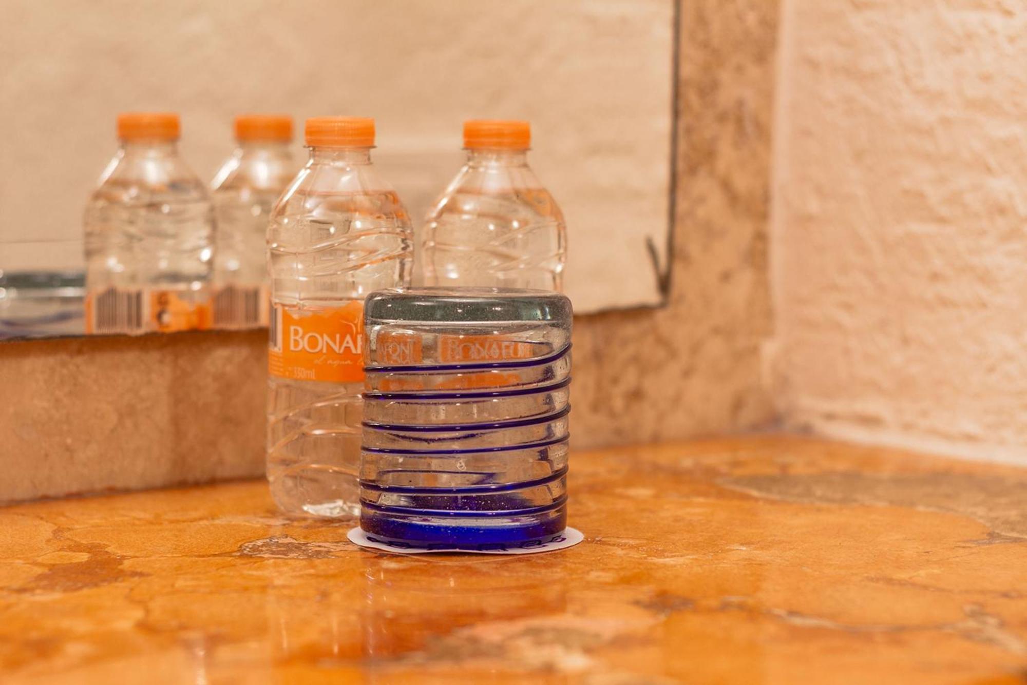 מלון ספופן Camino Real Guadalajara מראה חיצוני תמונה Bottles of Evian